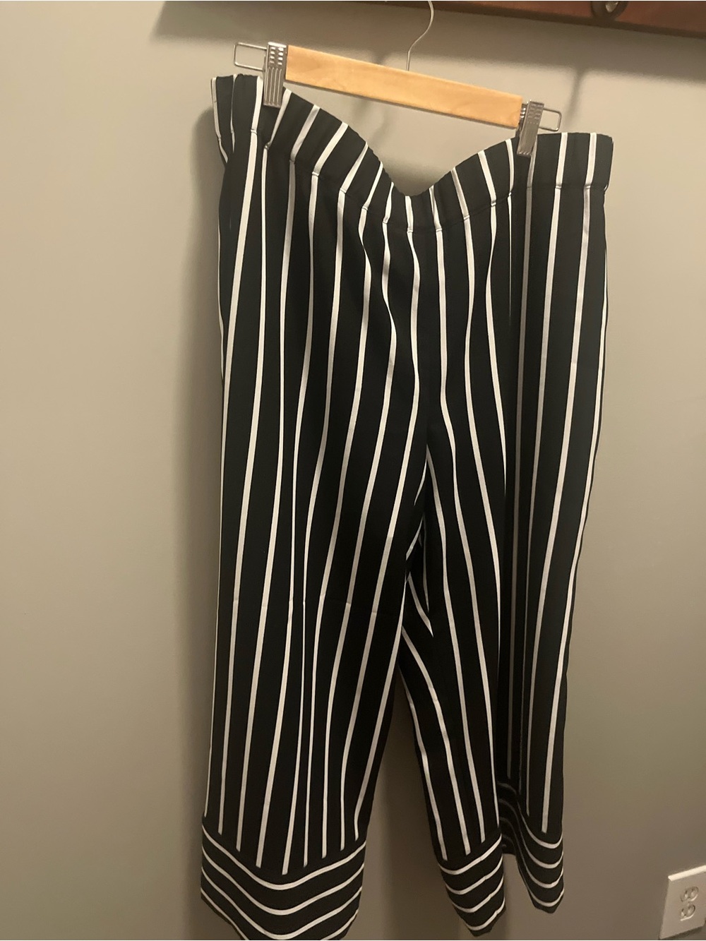 INC International Concepts Black and White Vertical-Strip Capris